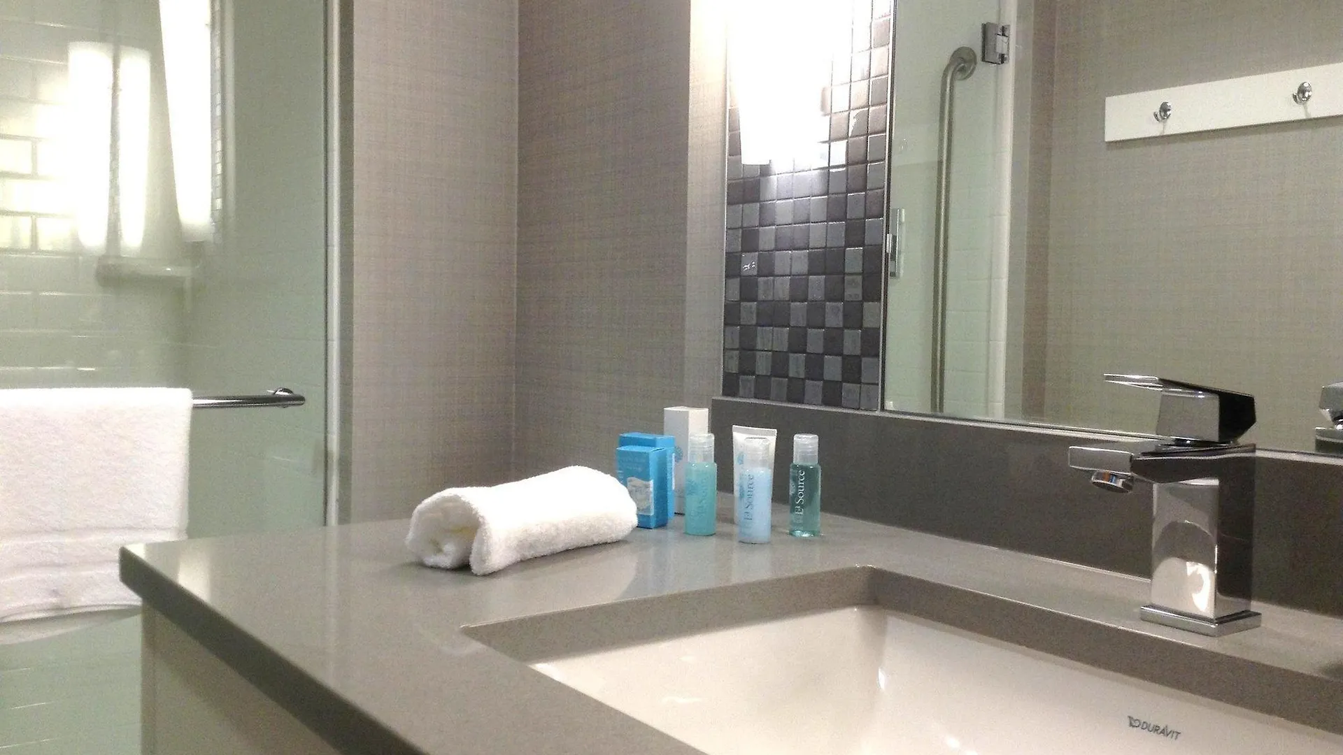 The Grand Winnipeg Airport Hotel By Lakeview